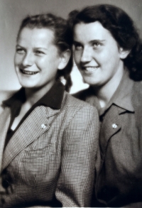 Eva s kamarádkou Janou Barešovou, Praha 1951