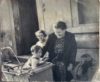 Máma s oběma dětmi, Praha 1940