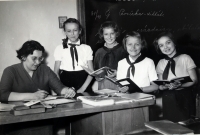 Eva Kotková ve škole s žačkami-pionýrkami, Praha 1957