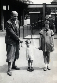 Otec Eduard Beránek s Evou a Jirkou v zoo, Praha 1941