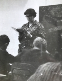 Eva Kotková učící ve třídě, Praha 1954