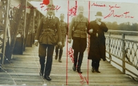 Otec Pamětníka Jan Höchsmann vede v srpnu 1919 maďarského ministra zahraničí Petera Agostona přes opevněný most na Dunaji k jednání o sporné území Petržalky