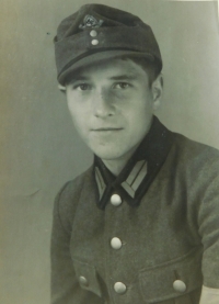 Pavel Höchsmann v roce 1944 v Reichsarbeitsdienst (RAD) (česky Říšská pracovní služba)