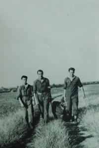 Pavel Höchsman (centre) at a regional parachuting competition in Prostějov in 1953.