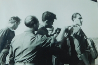 Vpravo Pavel Höchsmann na krajské soutěži ve skoku padákem v Prostějově v roce 1953