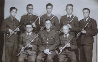 Jindřich (vpravo dole) a spolužáci z Vojenské hudební školy, 1. ročník