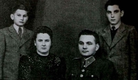 Mladý Ľubomír Hatala (prvý zľava) s matkou, otcom, a bratom Milanom - 40´te roky