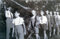 Ľubomír Hatala so svojou "detskou armádou" v Likavke - na čele (1943)
