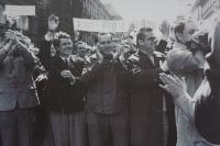 1. 5. 1969 - Členové KANu v prvomájovém původu (zleva doprava: s rukama před obličejem Hilarion Kukšín, Ludvík Rybáček, Rudolf Battěk, neznámý muž, v bílém plášti - Egon Lánský, z boku, s tleskajícíma rukama - Jiřina Mlýnková (Rybáčková))