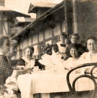 zleva babička Amalie, strýc Otto, teta Wilhemine, matka Elfrída, 1915