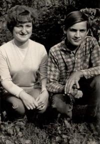 Děti paní Pražákové v roce 1966. Dcera Helenka a syn Fanda.