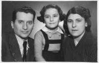 Alice Grusová s adoptivními rodiči, cca 1948
