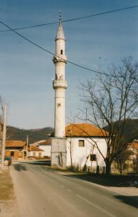 Poškozený minaret v Otoce