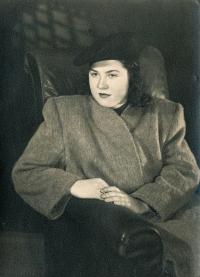 Wife Věra Munzarová, 1945