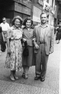 Olga a Mirko Schmidtovi s maminkou