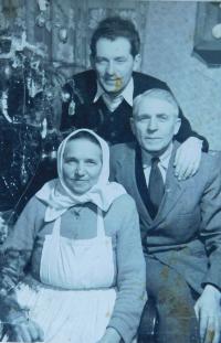 Stanislav Holáň s rodiči na Vánoce 1959 krátce po návratu z vězení