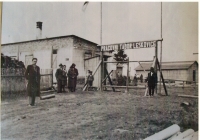 Pracovní tábor v Leskovicích, nalevo otec Vlastimily Holakovské