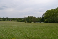Pohled od bývalé horní části vsi k dolní, která bývala v okolí rybníka
