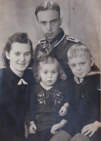 Malá Annelore s rodiči a bratrem r. 1942
