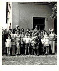 Rodinné setkání ve Lhotě pod Libčany okolo roku 1977