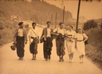 Otec Karel Černý s přáteli na výletu do Černošic – 1937