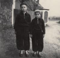 1954, bratři Deglové v Mokrouších