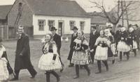 1950 - svatba kamarádky z Vacenovic, Antonie vpravo vzadu v kroji a šátku