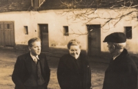 19. 11. 1944 - 2. zleva:  farář Hibata s jeho manželkou a kurátor