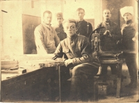 Otec pamětníka Rostislav Bábek (nejspíše druhý zleva) v československých legiích v Krasnojarsku, 1919