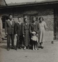 Rodina Bábkova, druhý zleva Josef Bábek, druhý zprava jeho otec Rostislav Bábek