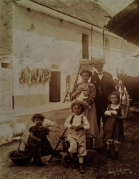 Břetislav Roubínek with his family on his home farm No. 15