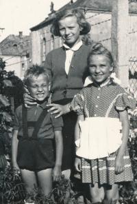 Béla Szaló se sestrou a kamarádkou, rok 1958, Nové Zámky