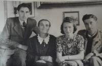 Bedřich s matkou, sestrou Elfridou a švagrem Herbertem. Drážďany 1948.