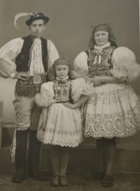 Sestra Elfrida s rodinou na návštěvě ve Vracově.