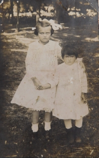 Matka Anna Kováčová (Hoczová) se svou sestrou Eliškou, obec Gerendás v Maďarsku, cca 1920
