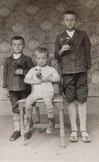 Vlevo Josef Hocz se svými bratry Janem a Štěpánem