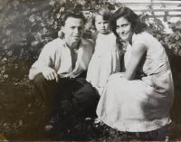 Ilias Cumaropulos with his wife and daughter