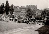 Žižkovo náměstí 1945 - barikáda