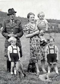Rodina Huberta Babora v roce 1947