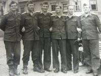 Na vojenském cvičení v roce 1956 (zcela vlevo)