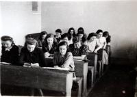 Magdalena Lánská na reálném gymnáziu v Příbrami (první lavice, dívka vpravo)