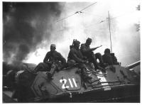 Sovětský tank 211, ulice Vinohradská a Balbínova, 21. srpna 1968