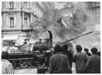 Hořící tank 212 a mladík s vlajkou, 21. srpna 1968