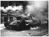 Doutnající tank 212 v Balbínově ulici, 21. srpna 1968