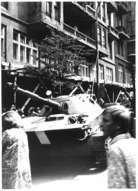 Sovětský tank na Vinohradské ulici, 21. srpna 1968