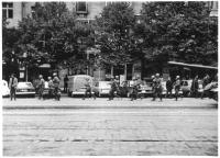 Sovětská pěchota před hotelem Jalta, 21. srpna 1968