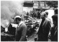 Vinohradská ulice dole před odbočkou k Hlavnímu nádraží – zničená tramvaj, 21. srpna 1968