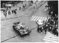 Tank zatáčí do ulice 28. října – foceno asi z druhého patra, 21. srpna 1968