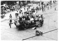 Auto na Václavském náměstí ověšené lidmi, 21. srpna 1968