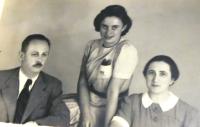 Tatínek Vladimír Tauss, mladší sestra Marta Taussová, maminka Olga Taussová. Brno, cca konec 30. let 20. století. 